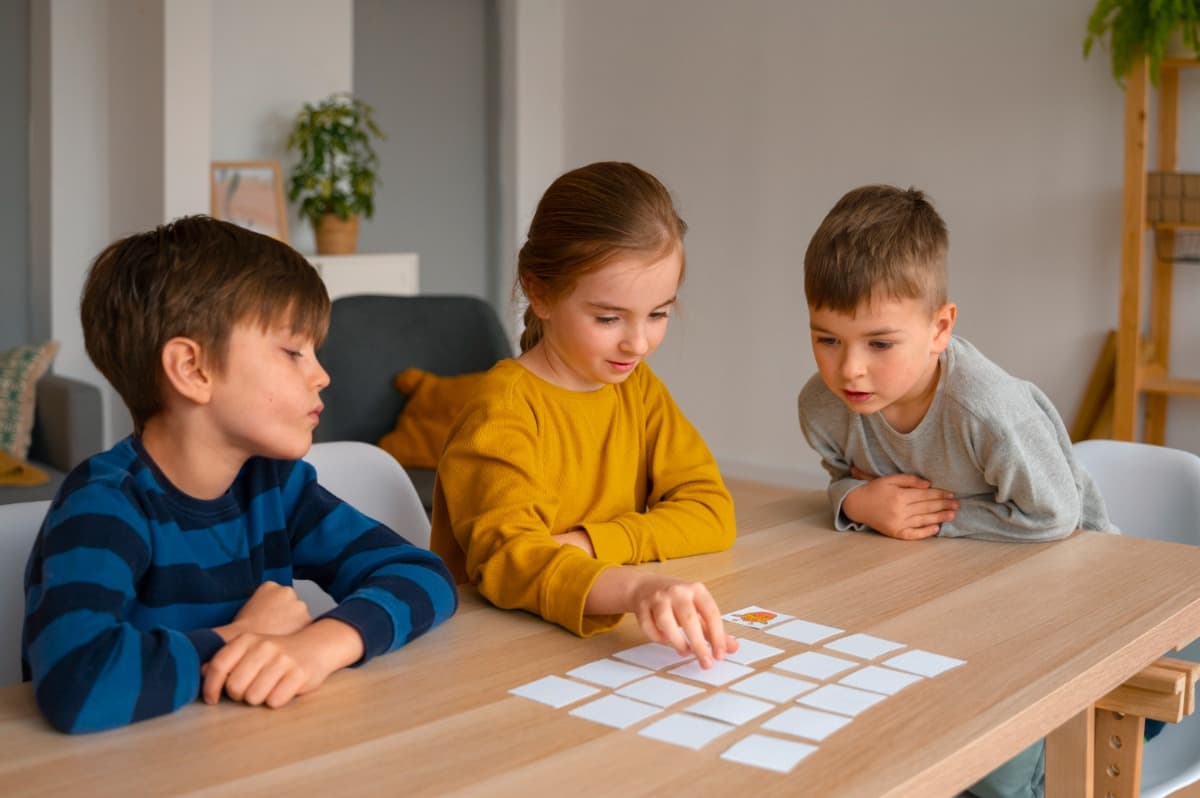 Lustige Bewegungs-Spiele Kinder drinnen im Wohnzimmer