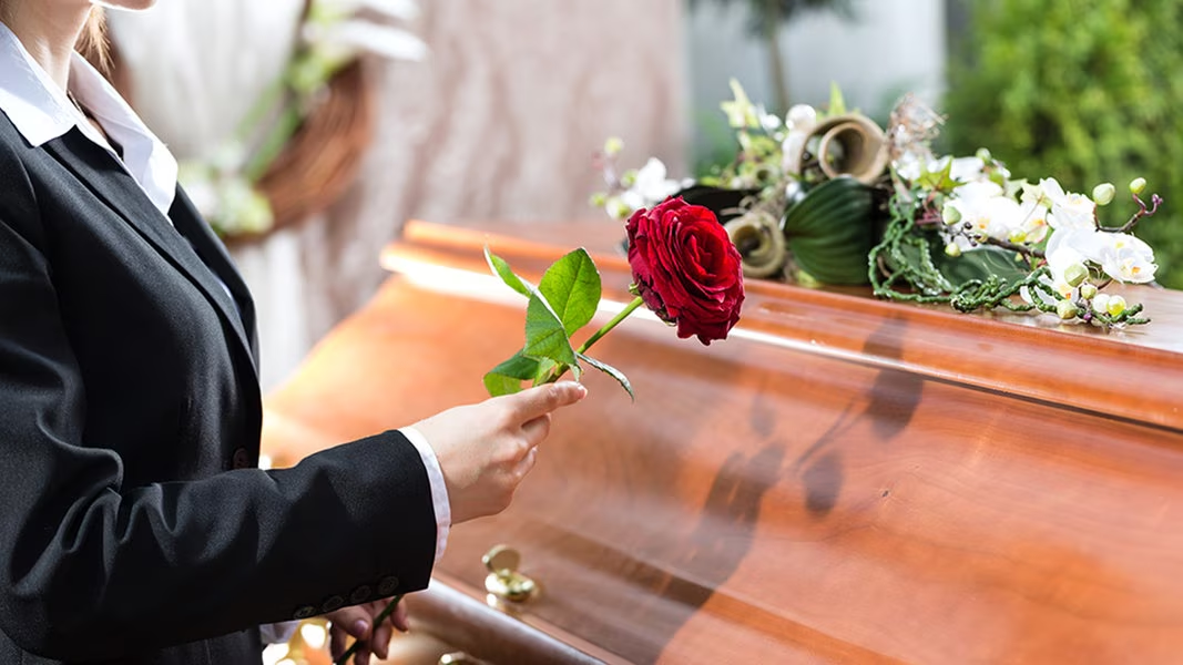 Ihr Andenken in Ehren halten: Sinnvolle Abschiedsoptionen für Ihre Angehörigen erforschen